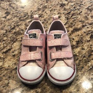 Toddler size 9 converse